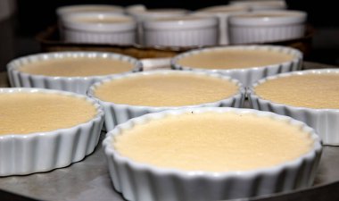 Geleneksel Creme brulee seçici odaklanma ve ince ayrıntı