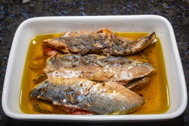 Zeytinyağı ve baharatlı uskumru balığı (Scomber japonicus) turşusu