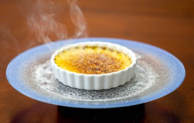 Geleneksel Creme brulee seçici odaklanma ve ince ayrıntı