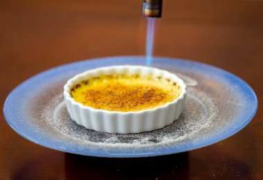 Geleneksel Creme brulee seçici odaklanma ve ince ayrıntı