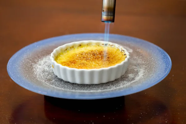 Geleneksel Creme brulee seçici odaklanma ve ince ayrıntı