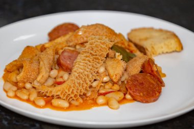 Geleneksel Brezilya Dobradinha biftekli, sosisli ve fasulyeli.