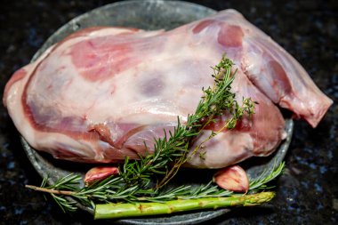 Geleneksel çiğ kuzu eti, Suriye baharatı, sarımsak, kekik ve biberiye ile kızartılmaya hazır. Koyu arkaplan.