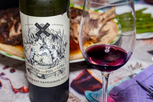 Geleneksel kavrulmuş kuzu omuz eti, Suriye baharatı, sarımsak, kekik ve biberiye.