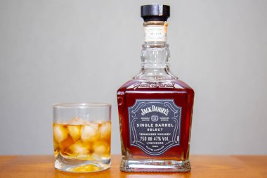 Jack Daniel 'ın viskisiyle geleneksel puro kombinasyonu