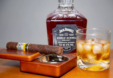 Jack Daniel 'ın viskisiyle geleneksel puro kombinasyonu
