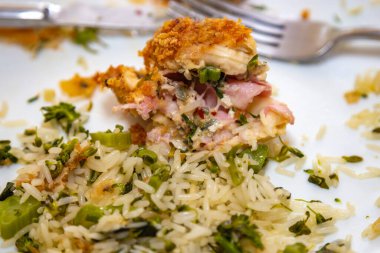 Geleneksel Kiev tavuğu. Tereyağı ve kızarmış ekmekle doldurulmuş.