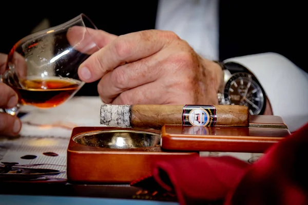 伝統的な葉巻とジャック ダニエルのウイスキーの組み合わせ — ストック写真