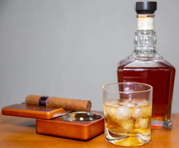 Traditionelle Kombination Aus Zigarre Und Whisky Whisky — Stockfoto