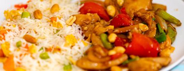 Geleneksel oryantal tavuk yemeği. Çin yemeği.