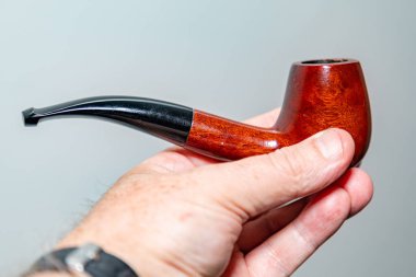 Aydınlık arkaplanda izole edilmiş geleneksel boru