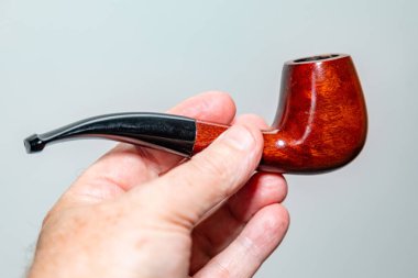 Aydınlık arkaplanda izole edilmiş geleneksel boru