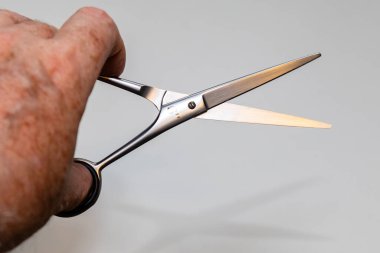 Beyaz arkaplanda geleneksel metalik makas izole