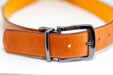 Erkek turuncu deri kemer ve metal toka.