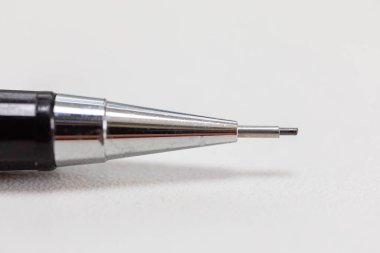 İnce grafitli metalik mekanik kalem.