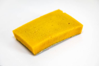 Çift taraflı temizlik süngeri, kullanılmış ve yıpranmış.