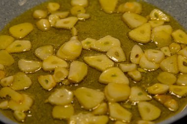 Ekstra saf zeytinyağında dilimlenmiş sarımsak. Sağlıklı yemek.