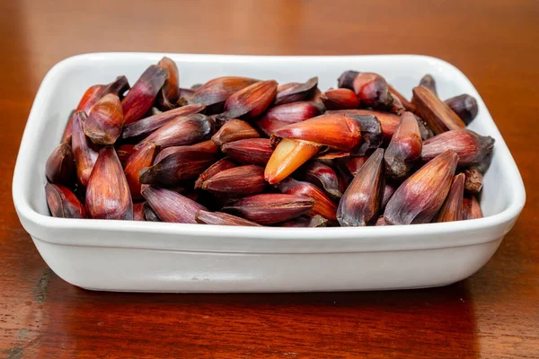 Beyaz kare tabakta çam fıstığı meyveleri kırsal arka planda