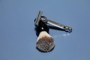 Tıraş fırçası olan klasik jilet, arka planda izole edilmiş.