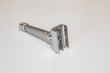 Tıraş fırçası olan klasik tıraş sistemi, sade arka planda izole edilmiş