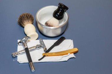 Tıraş fırçası olan klasik tıraş sistemi, sade arka planda izole edilmiş