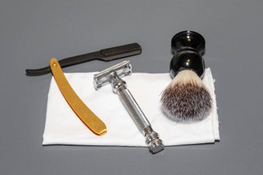 Tıraş fırçası olan klasik tıraş sistemi, sade arka planda izole edilmiş