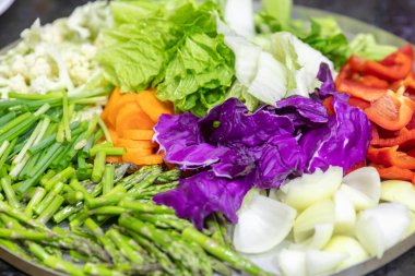 Seçici odak noktasında beyaz tabakta geleneksel doğulu yakisoba