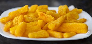 Geleneksel Brezilya usulü kızarmış kasava, tipik bir bar atıştırmalığı.