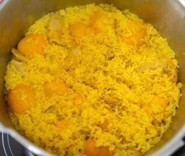 Tavuk ve pequi ile geleneksel pirinç tarifi (caryocar brasiliense)