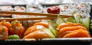 Geleneksel somon suşisi, tipik Japon yemeği..