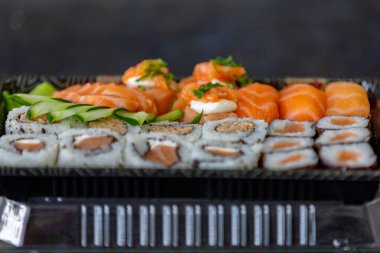 Geleneksel somon suşisi, tipik Japon yemeği..