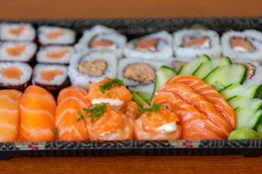 Geleneksel somon suşisi, tipik Japon yemeği..