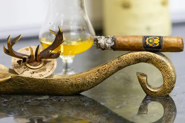 Mezcla Tradicional Cigarros Con Whisky Escocés Malta Simple Enfoque Selectivo — Foto de Stock