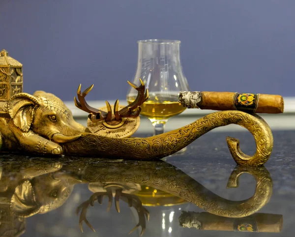 Tradycyjna Mieszanka Cygar Whisky Single Malt Whiskey Sposób Selektywny — Zdjęcie stockowe