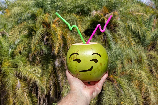 Zelený Kokos Taženým Emoji Tropická Kokosová Voda Selektivním Zaměření Umělecká — Stock fotografie