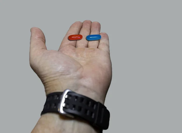 一个选择 红色药丸或蓝色药丸 这是你的选择 — 图库照片