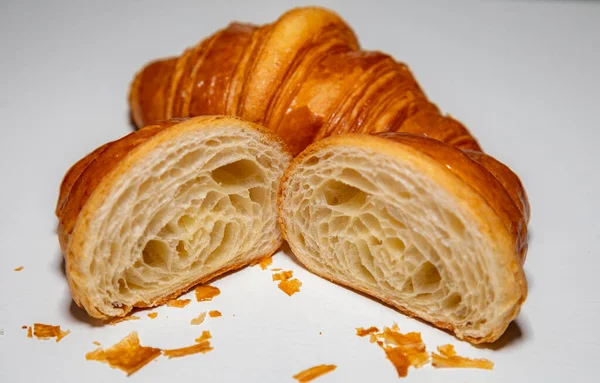 Croissant Manteiga Marrom Dourado Com Sombra Isolada Fundo Liso — Fotografia de Stock
