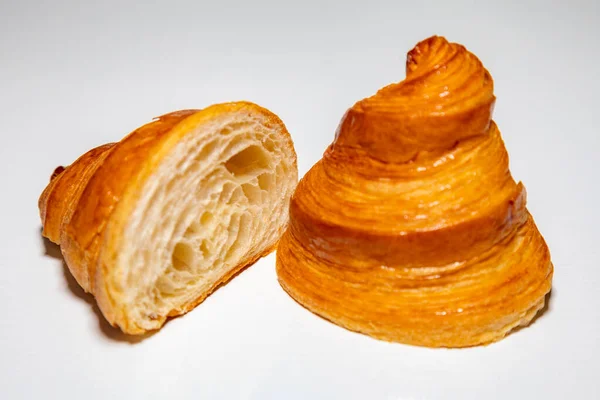 Zlatohnědý Máslový Croissant Stínem Izolovaným Hladkém Pozadí — Stock fotografie