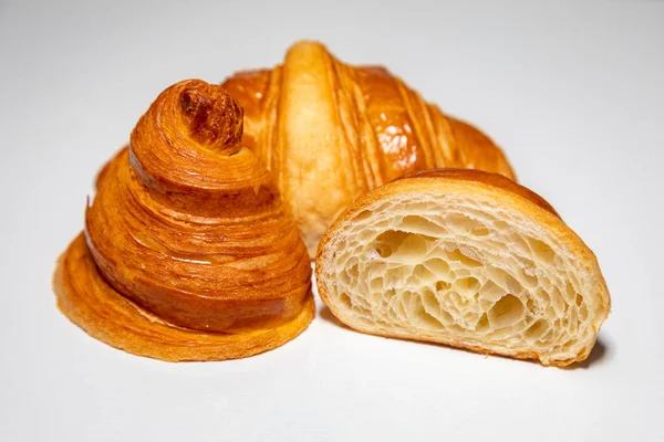 Gouden Bruine Boter Croissant Met Schaduw Geïsoleerd Vlakke Achtergrond — Stockfoto