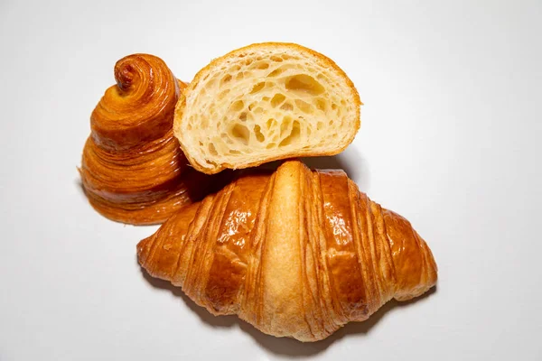 Gouden Bruine Boter Croissant Met Schaduw Geïsoleerd Vlakke Achtergrond — Stockfoto