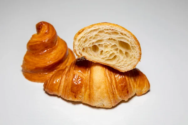 Gyllene Brunt Smör Croissant Med Skugga Isolerad Vanlig Bakgrund — Stockfoto