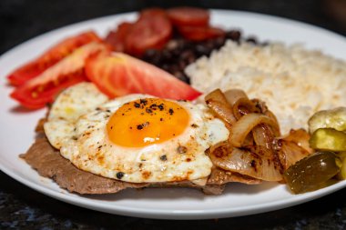 Geleneksel Brezilya yemekleri, siyah fasulye, pirinç, biftek, salata ve kızarmış sosis ile 