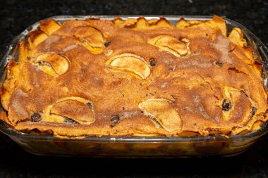 Geleneksel, karanfil ve tarçınlı elmalı turta.