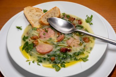 Geleneksel Portekiz usulü geleneksel ekmekli Caldo Verde çorbası. 