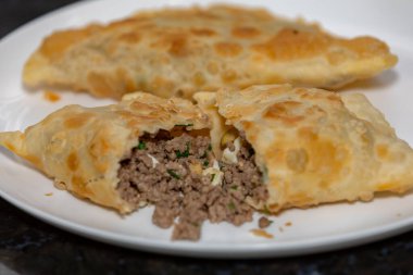 Geleneksel ev yapımı Brezilya hamur işi kıyma ve tipik ülke baharatlarıyla doldurulmuş.