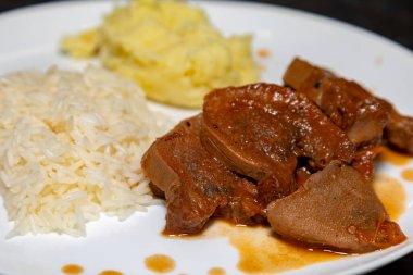 Geleneksel Brezilya yemeği, Madeira soslu sığır dili patates püresi ve pilav.