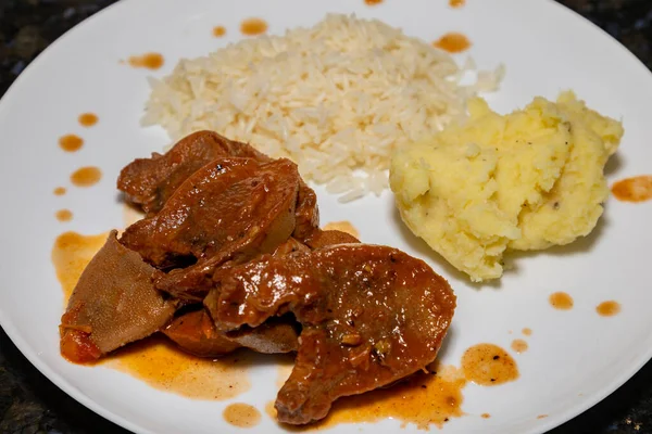 Traditionele Rustieke Braziliaanse Schotel Rundertong Madeira Saus Met Aardappelpuree Rijst — Stockfoto