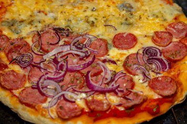 Tipik Brezilya pizzası yarım sucuklu ve dört peynirli.