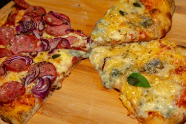 Tipik Brezilya pizzası yarım sucuklu ve dört peynirli.