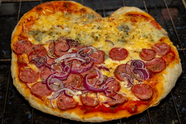 Pizza Brasileira Típica Meia Salsicha Pepperoni Meio Quatro Queijos — Fotografia de Stock